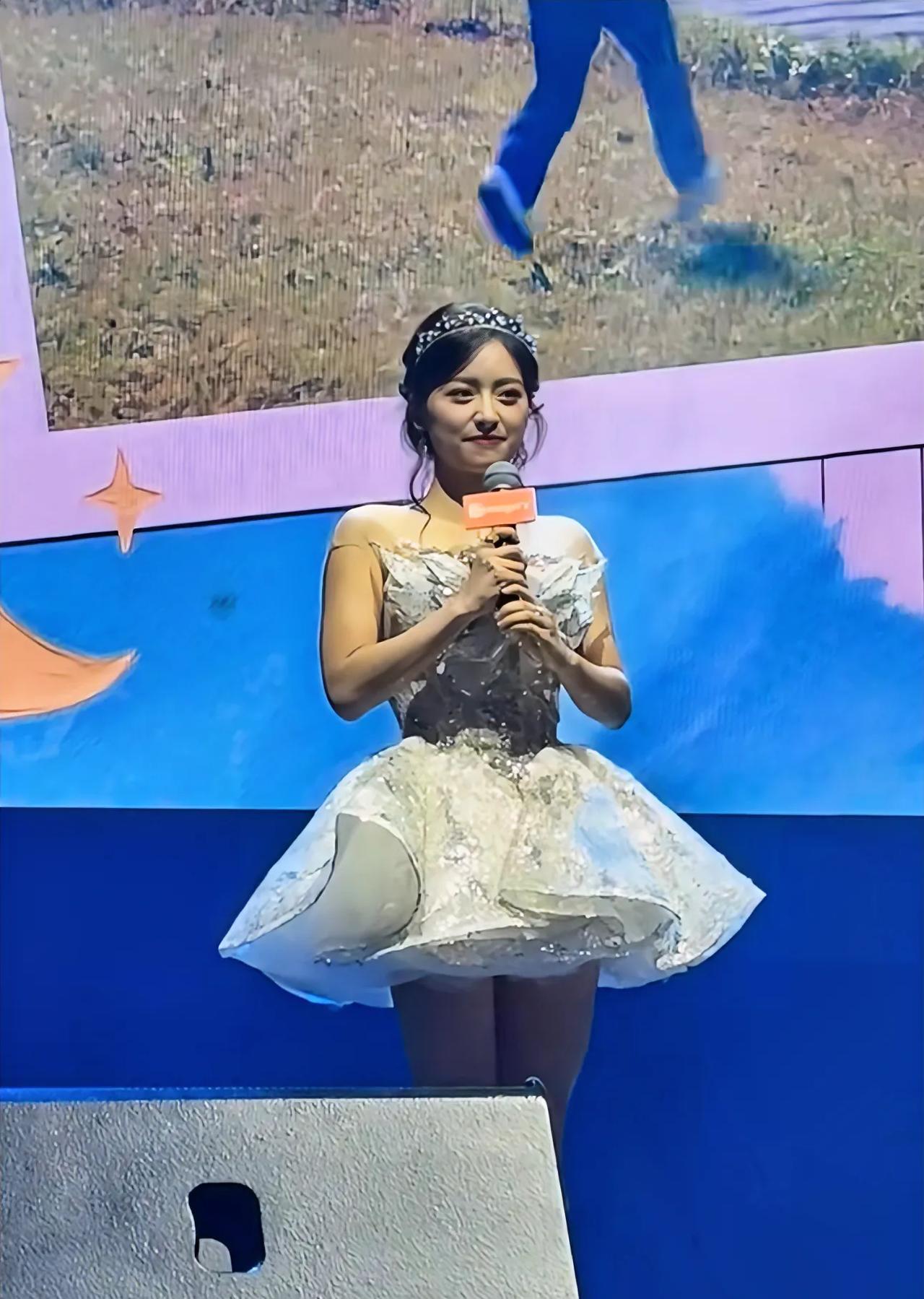 没想到在国外最受欢迎的演员是她！月月真的是甜美可爱，简直就是新一代甜美公主，也