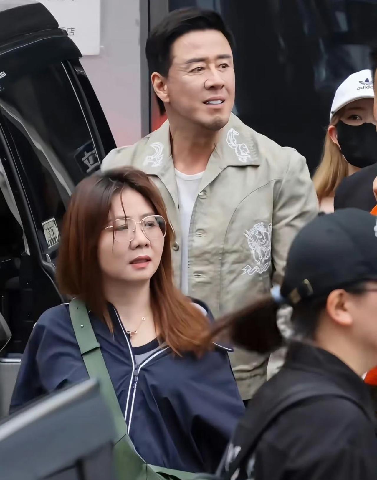 杨坤这状态，说是医美后遗症没人信吧？以前那棱角分明、痞帅的底子还在，但现在这