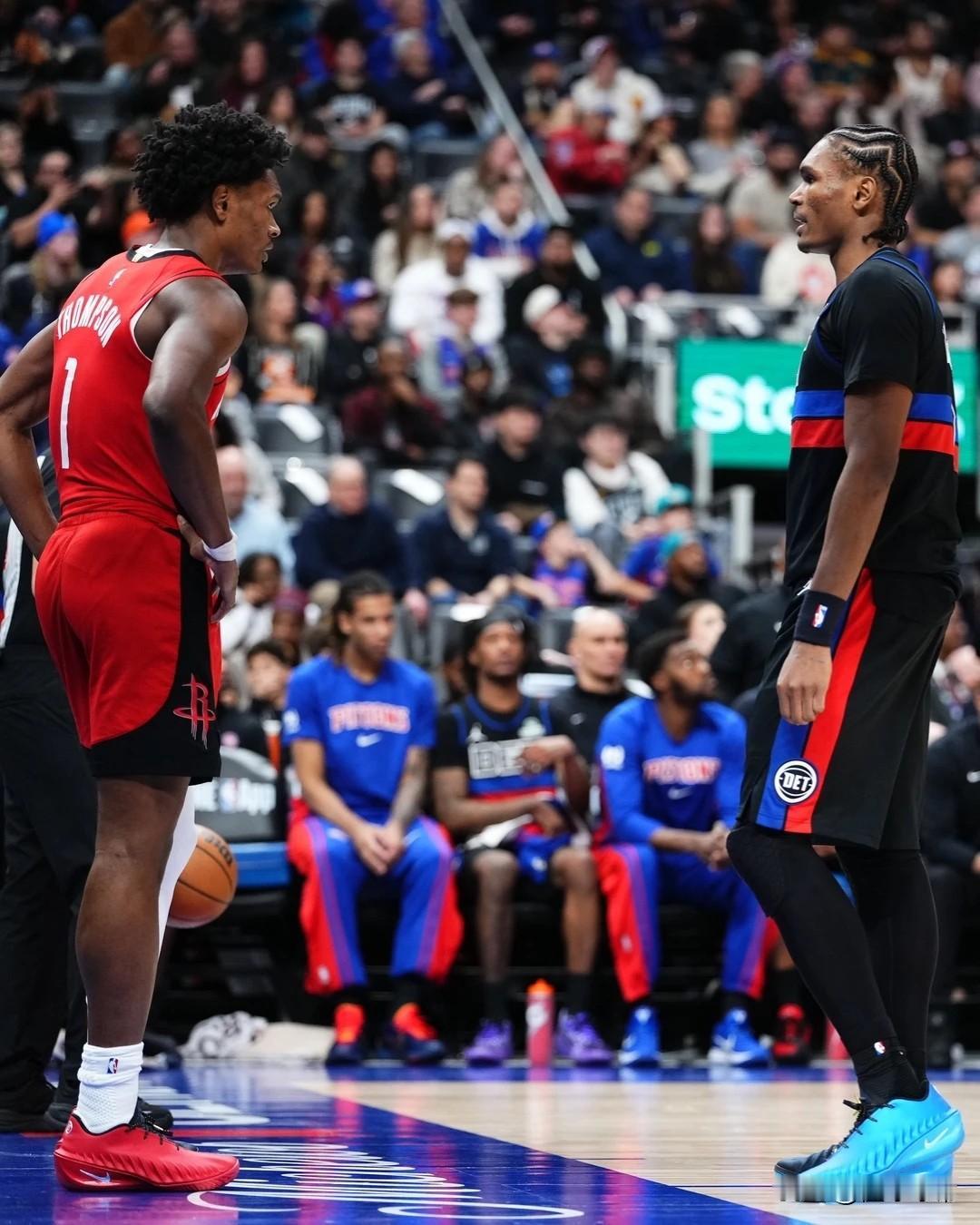 你就是个弟弟，双胞胎对决哥哥阿门再次打爆了弟弟!在今天火箭与活塞的比赛中，火