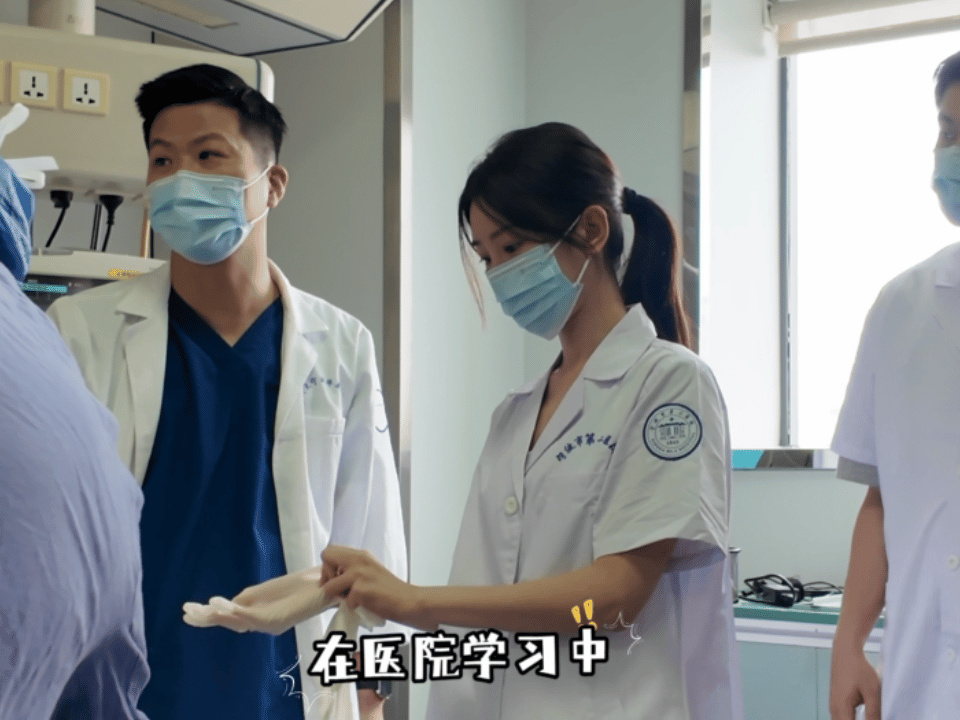 不知道毛晓彤的笑声很曼妙毛晓彤的笑声绝对是“氛围感”神器！无论什么场合，她一