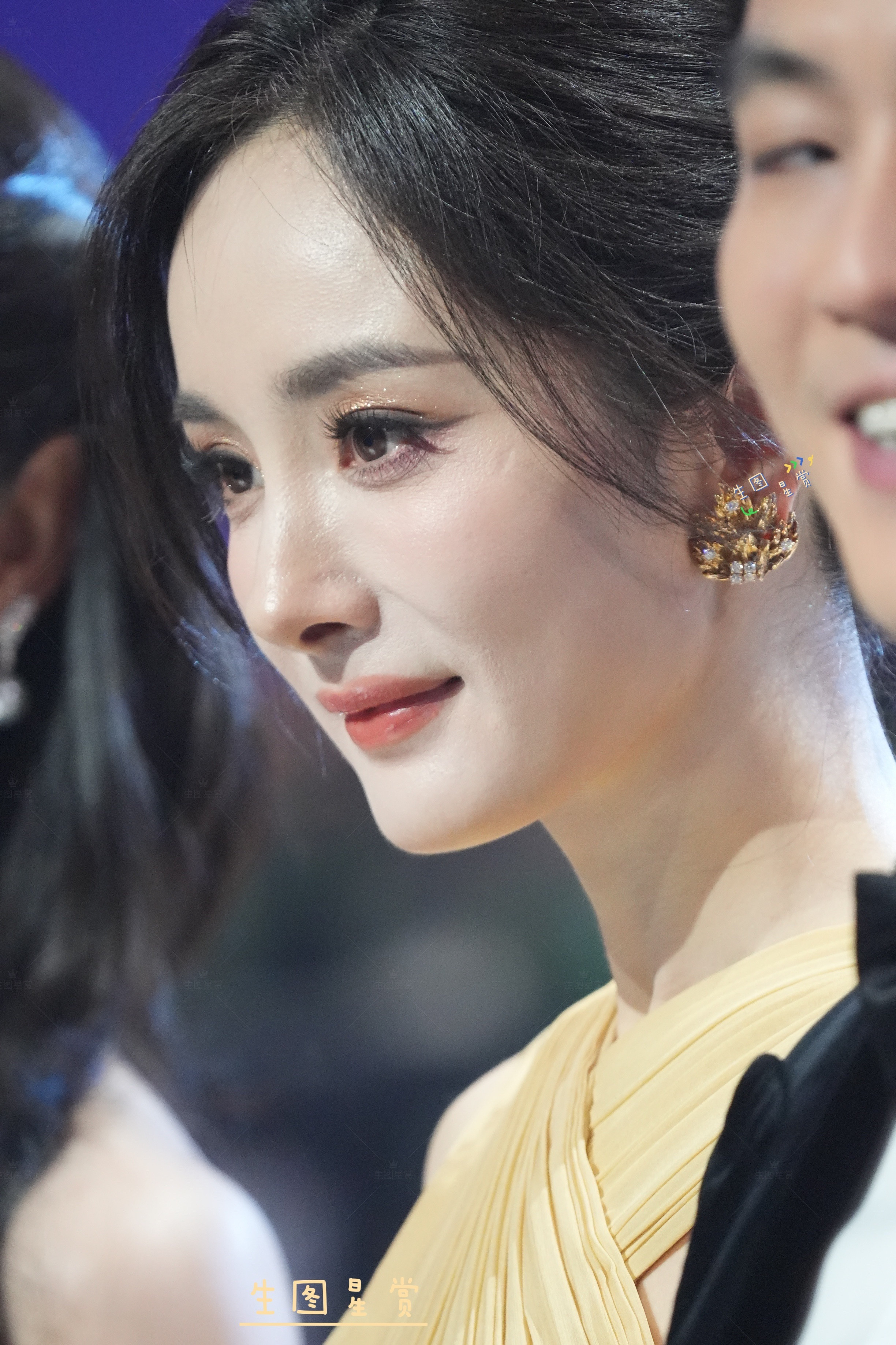 杨幂尖叫之夜内场走秀明媚仙飘的幂姐侧颜杀✨杨幂独创了走花路环节杨幂