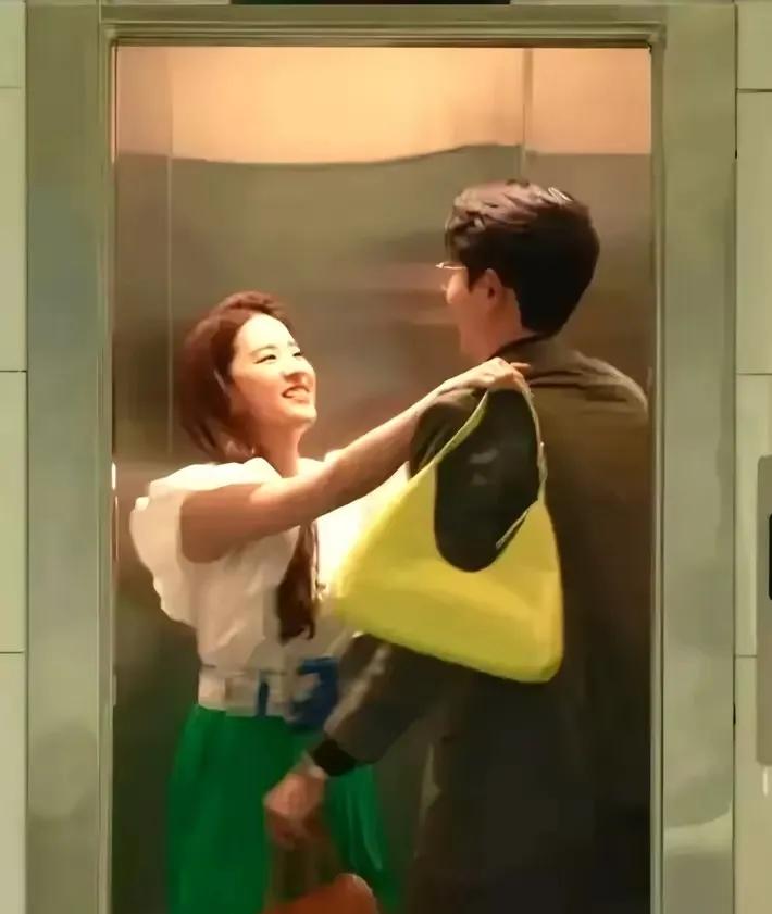 人若长得有模样，别被杂念乱方向。好看不是放纵本，品行端正才像样。心若