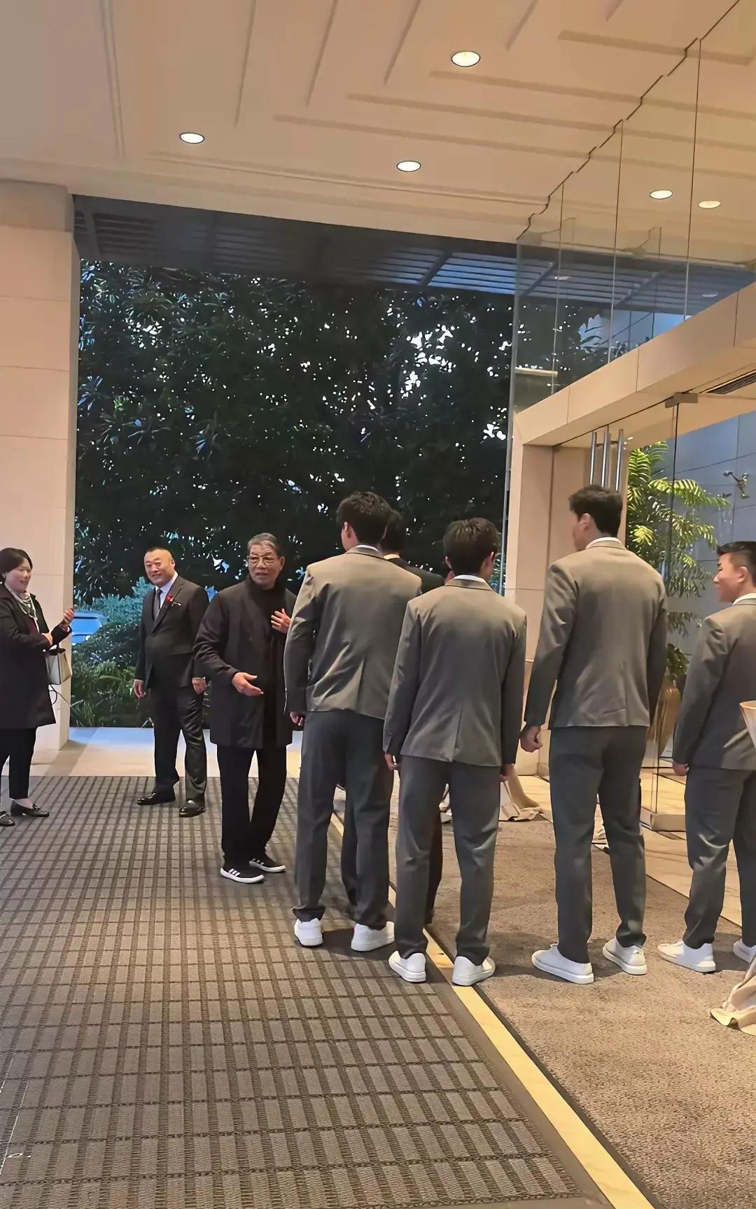 婚礼第3天，朱辰杰已归队他连婚假都没休。队友说，他拎着喜糖直接进了训练场。