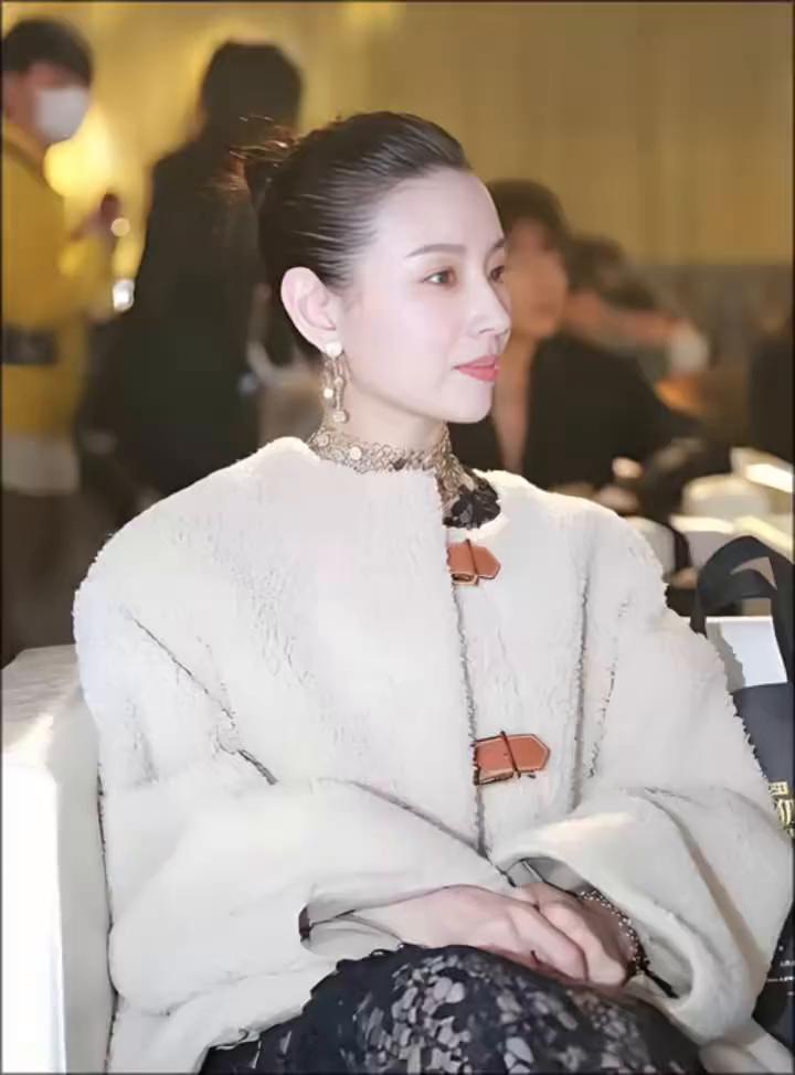 她的侧颜是镜头的天作之合，鼻梁的起伏宛若艺术雕琢。资深摄影师说，那是他唯一一次被