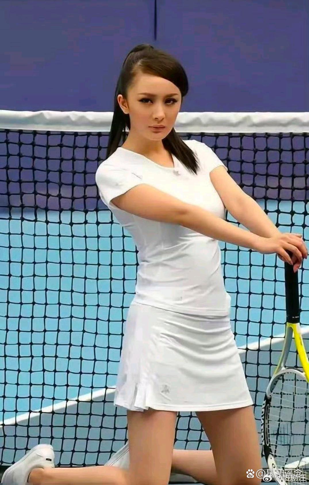 杨幂早期的广告照片真是魅力十足，充满了诱人的风情。