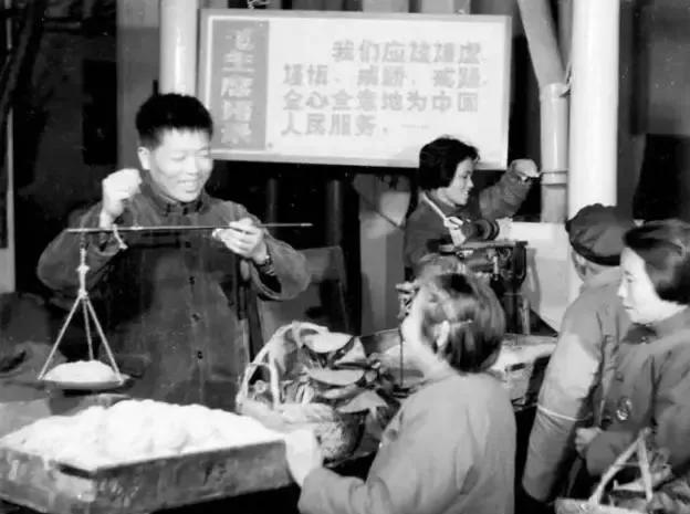 近百年来，经过前苏联七十四年的尝试、新中国前三十年的探索以及东欧国家近半个世纪的