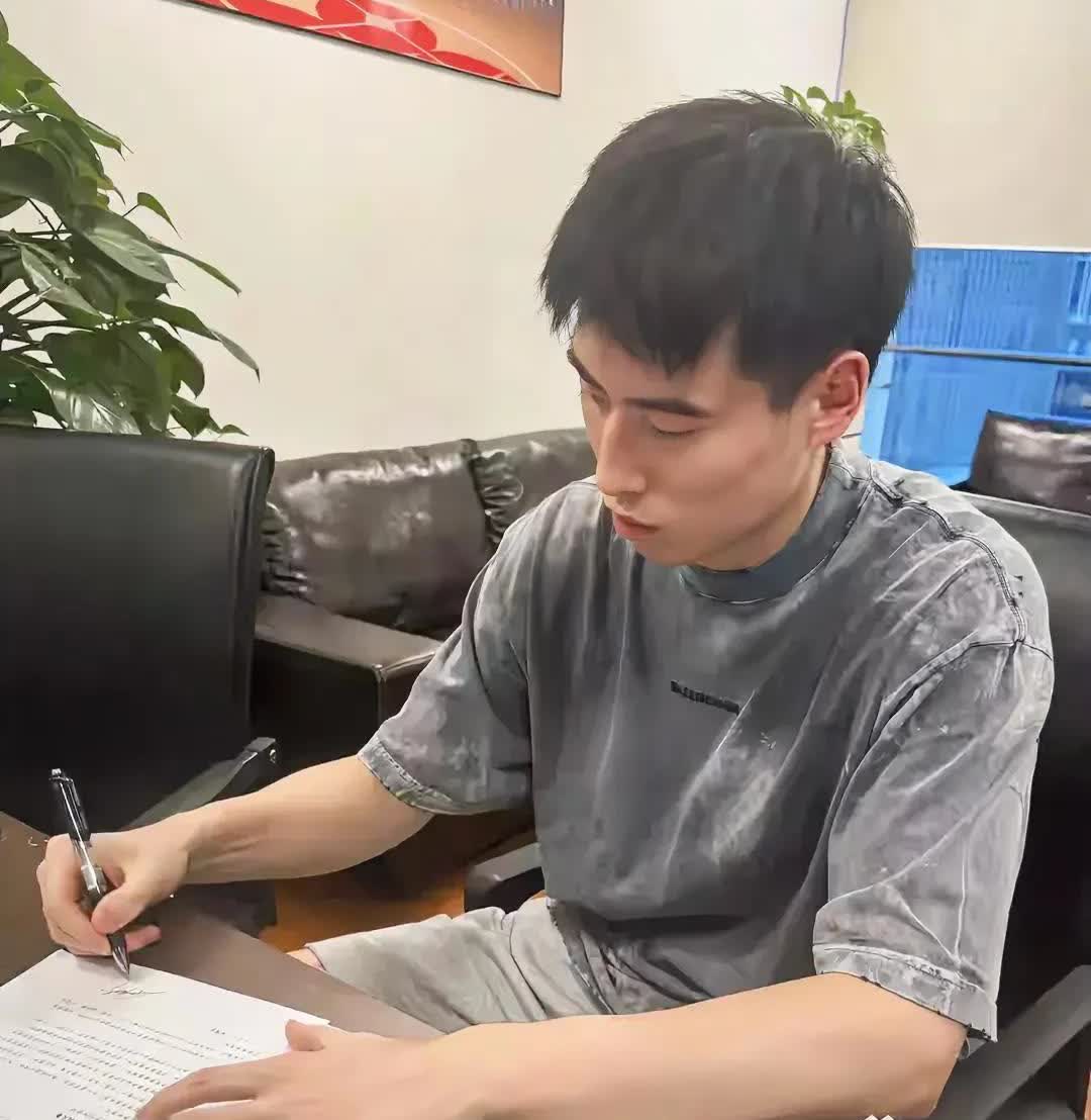 程帅澎值2400万吗刚刚回国的中国男篮，在海南就地解散，各回各家，各找各