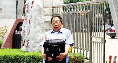 郑刚同学的故事挺让人琢磨不透。2011年，他是华中科技大学的一名医学博士，结果在