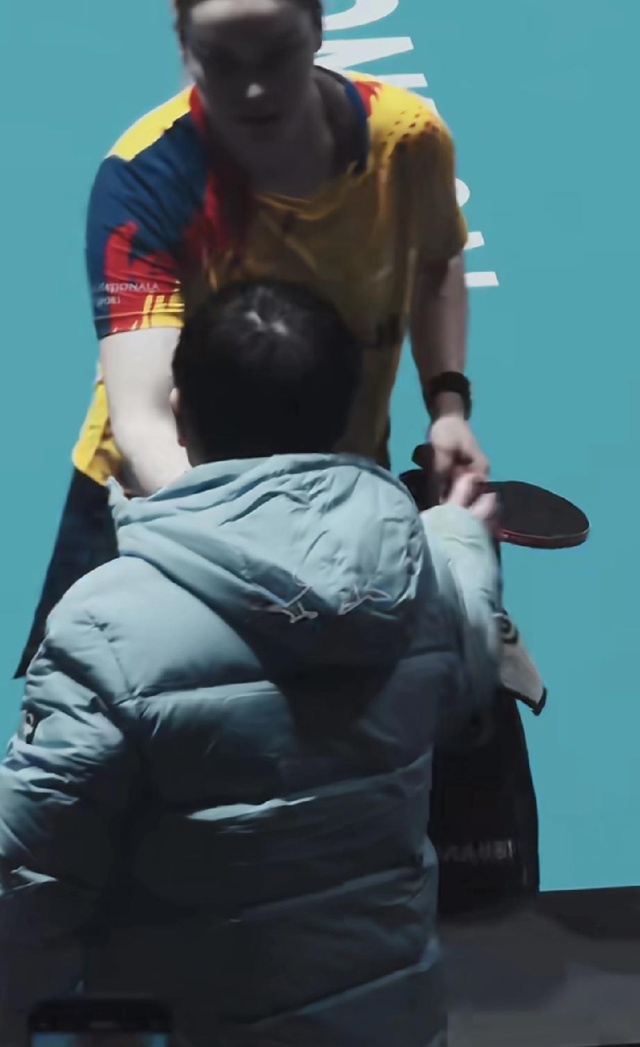 莎莎的好朋友真多，太招人喜欢了。伦敦世乒赛现场，女团莎莎打完比赛，坐在台下看队