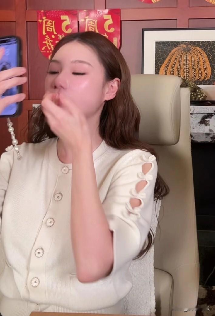 马筱梅的肚子已经很明显了，无论是身型还是脸庞也能看出明显胖了很多。说来也奇怪马筱