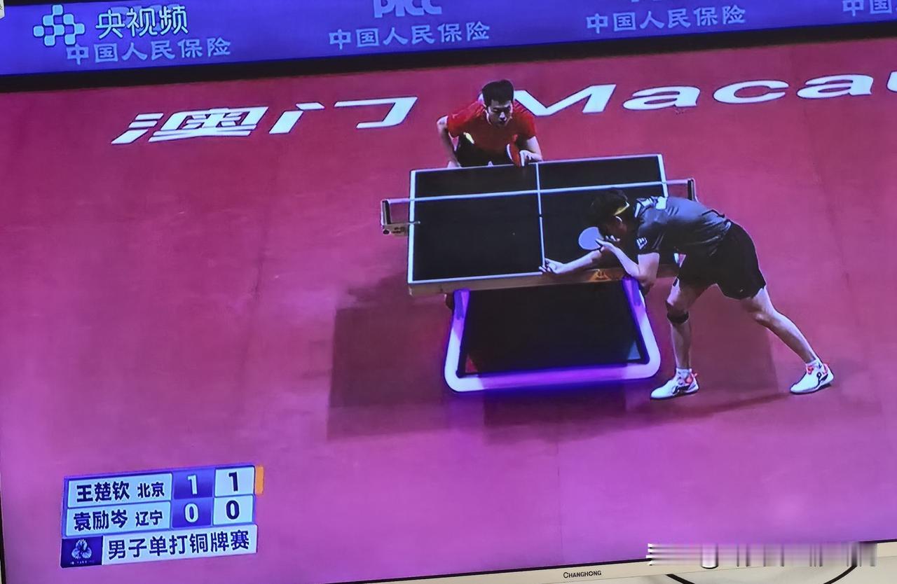 天哪！这么明牌了吗？有谁数了袁励岑今天打了楚钦多少正手大角？？一直往那个角打，