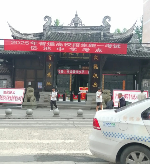 考生都哭了！某高校出了个“超负责班主任”！听说他们班学生考完数学都乐疯了，为啥？