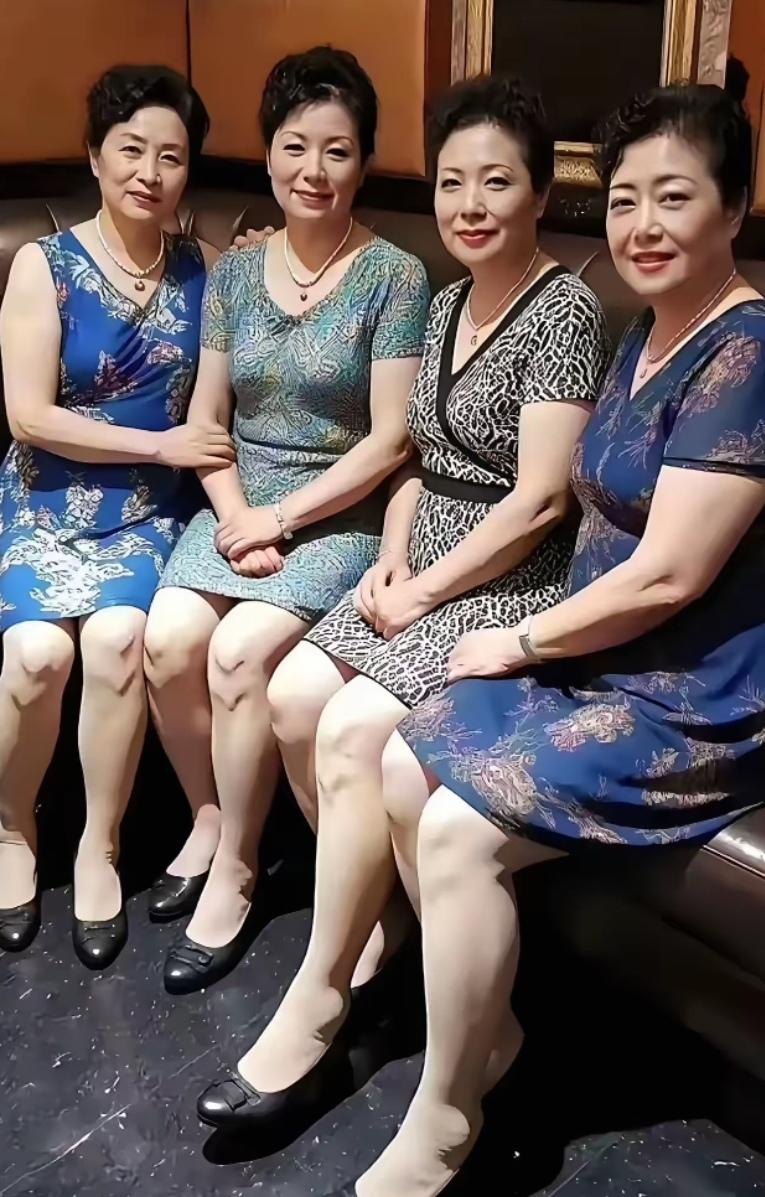 坐在沙发上的四个女人，虽然年龄比较大了，像熟透了的水蜜桃，富有健康美的气质看不出