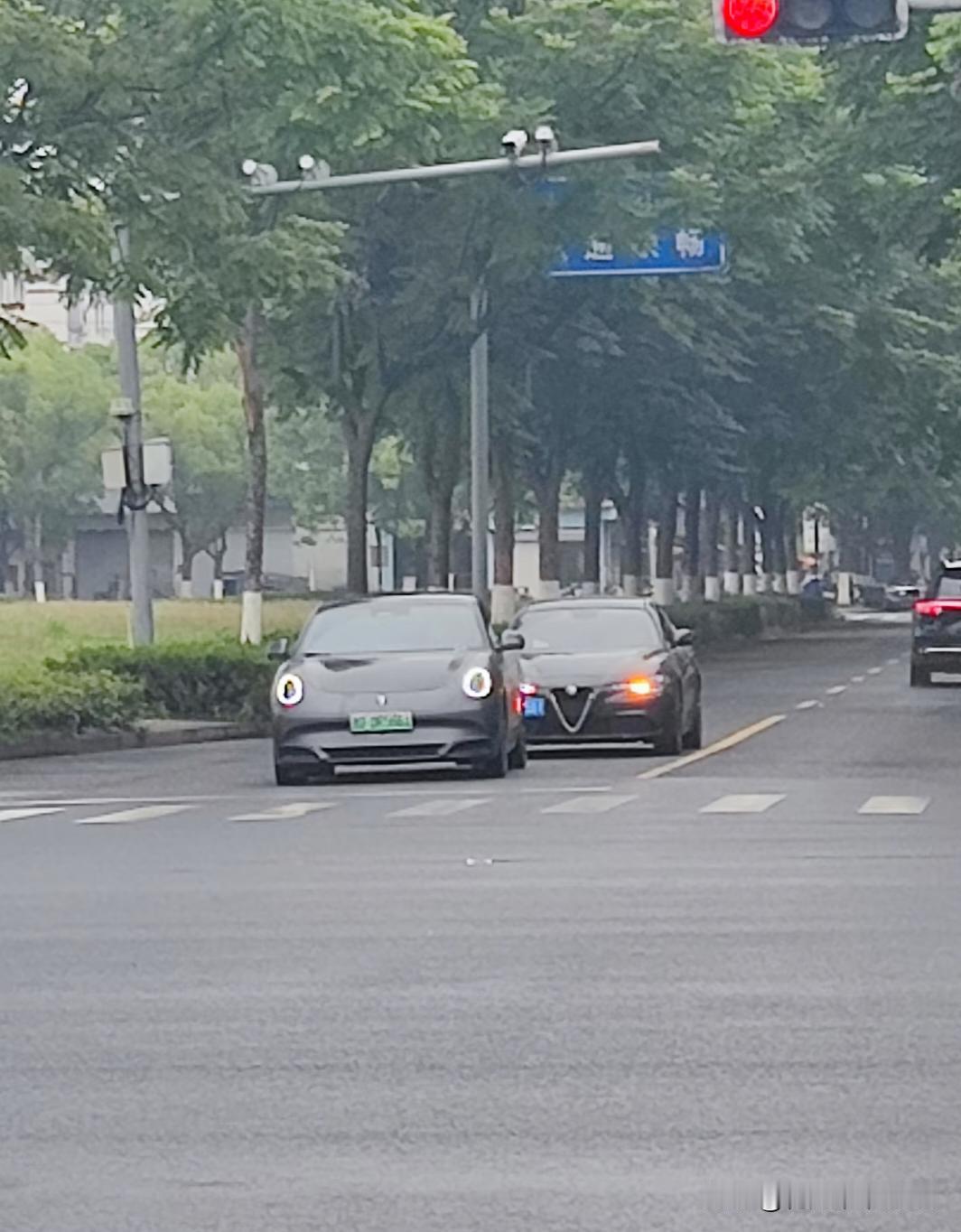 路上的这两个表情，前车呆萌，后车惊讶，这两个表情包太搞笑了
