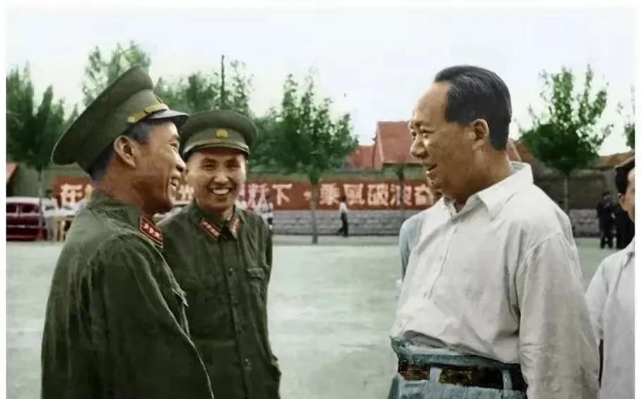 1958年，伟人到山东视察工作时，闲暇之余与曾经的警卫员陈昌奉大校相谈甚欢，当时