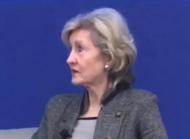 “中国经济的崩溃，内部自己的崩溃将是我们对付中国最好的筹码。”对付中国，不是去和