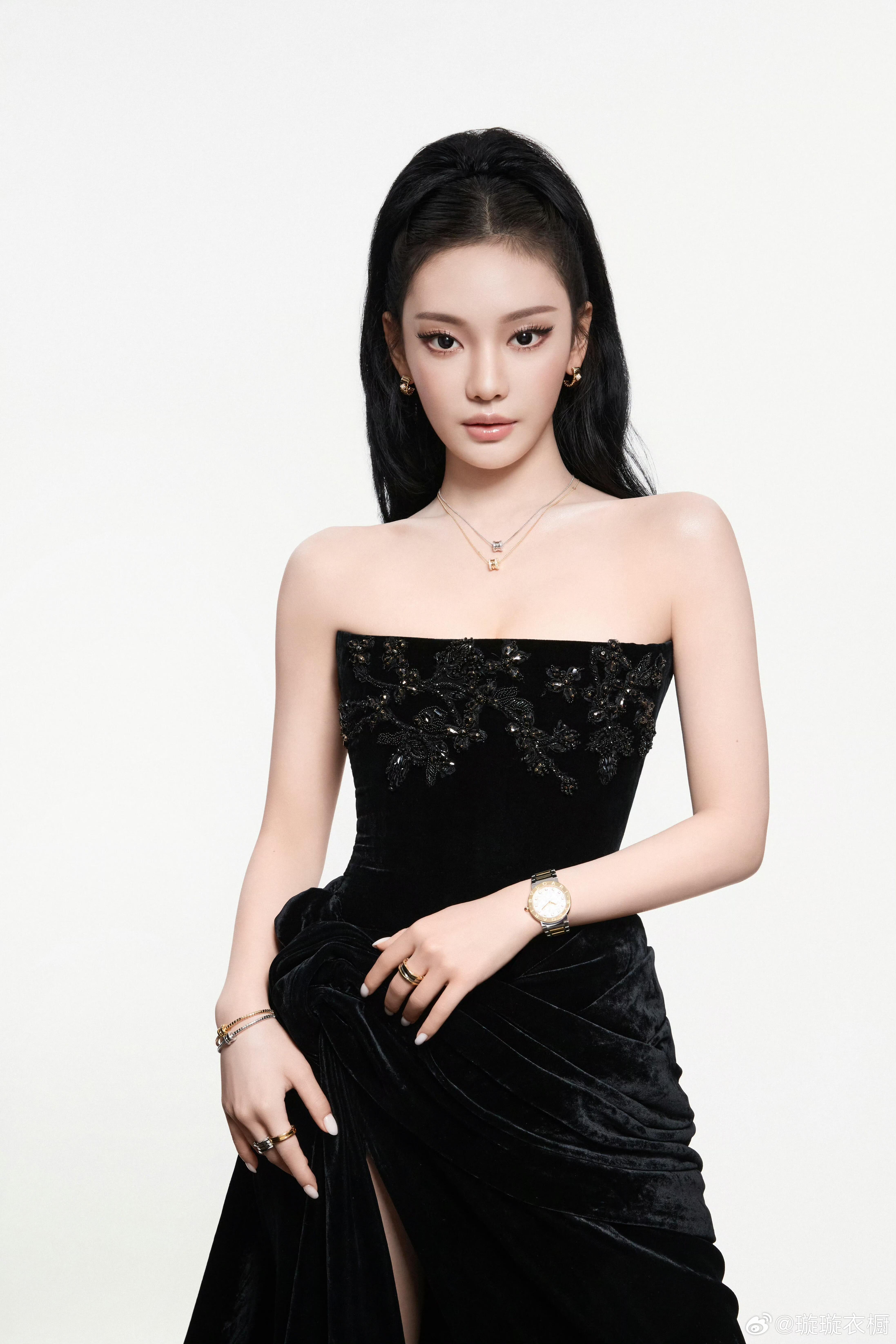 宁艺卓黑丝绒抹胸长裙宁艺卓宝格丽活动这身ElieSaab黑丝绒高定绝了！抹胸长