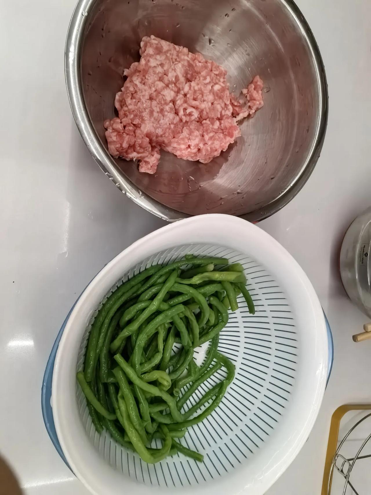 大热天的，外面带馅的东西真的要少吃。这几天天热懒得做饭，昨天中午就
