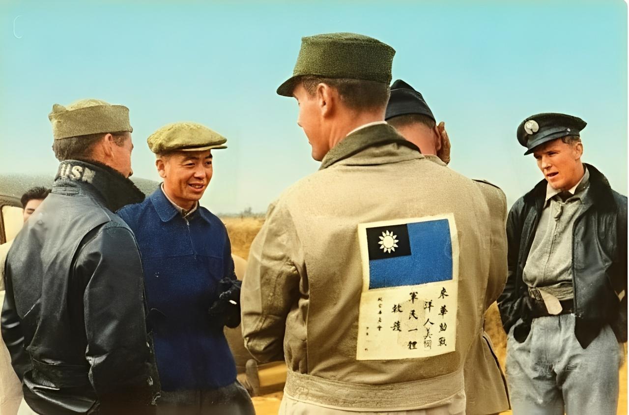 这照片里美军背上的标识，说起来全是那会儿战场上的“生存智慧”。你想啊，飞虎队的飞