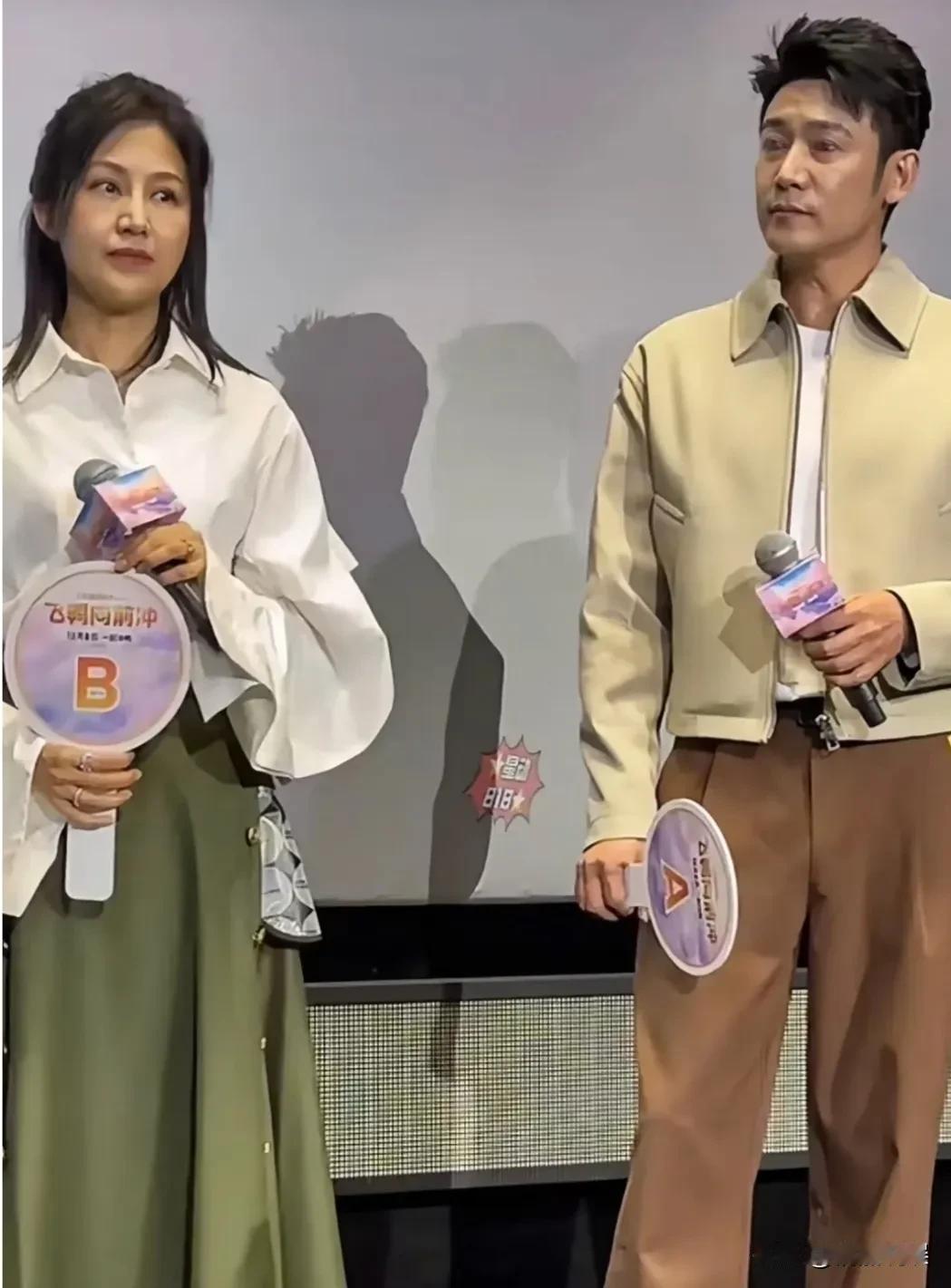 看陆毅和鲍蕾夫妻俩同框出席活动，去掉美颜滤镜的他们，有点真实，没有视频里的年轻漂