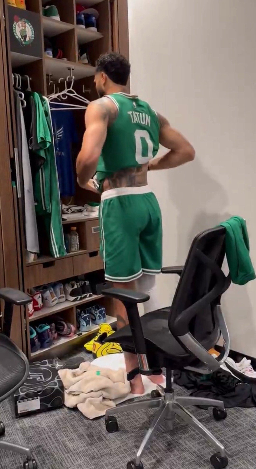 塔图姆回来的是真早啊，打了一节半还是要找找比赛感觉，感叹耐杀王的同时一看当年科