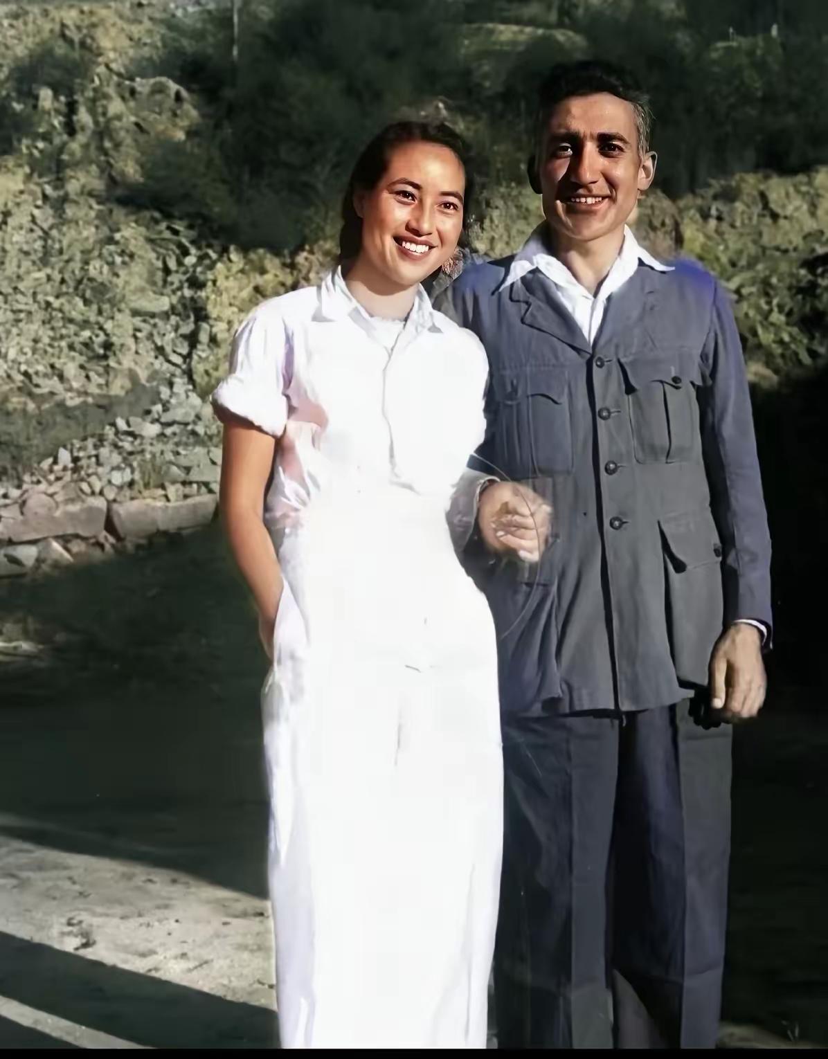 延安第一大美女苏菲和她的美国丈夫马海德医生。马海德是日内瓦大学毕业的医学博士后，