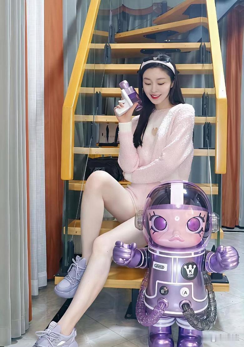 宋轶腿部线条完美惊艳，双腿笔直纤细质感绝佳，妥妥高颜值人间腿精，身材状态真的太出