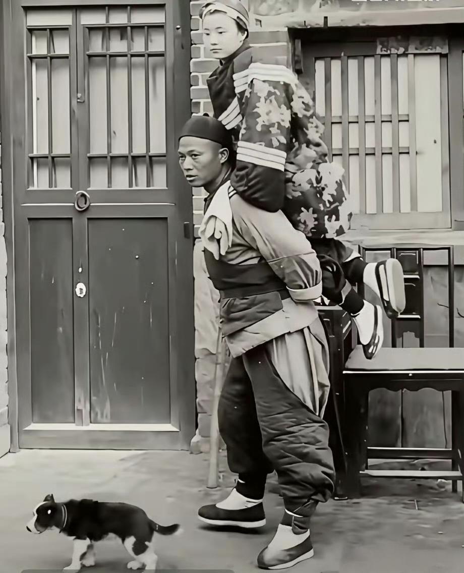 真的看不懂啊！这张清末老照片里，出嫁居然是让新郎背着走？跟现在的婚礼完全不是