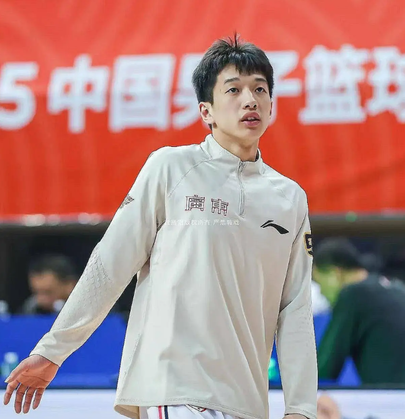 广东男篮进退两难！据相关消息透露：广东男篮希望签下焦泊乔，后者对广东男篮非常感