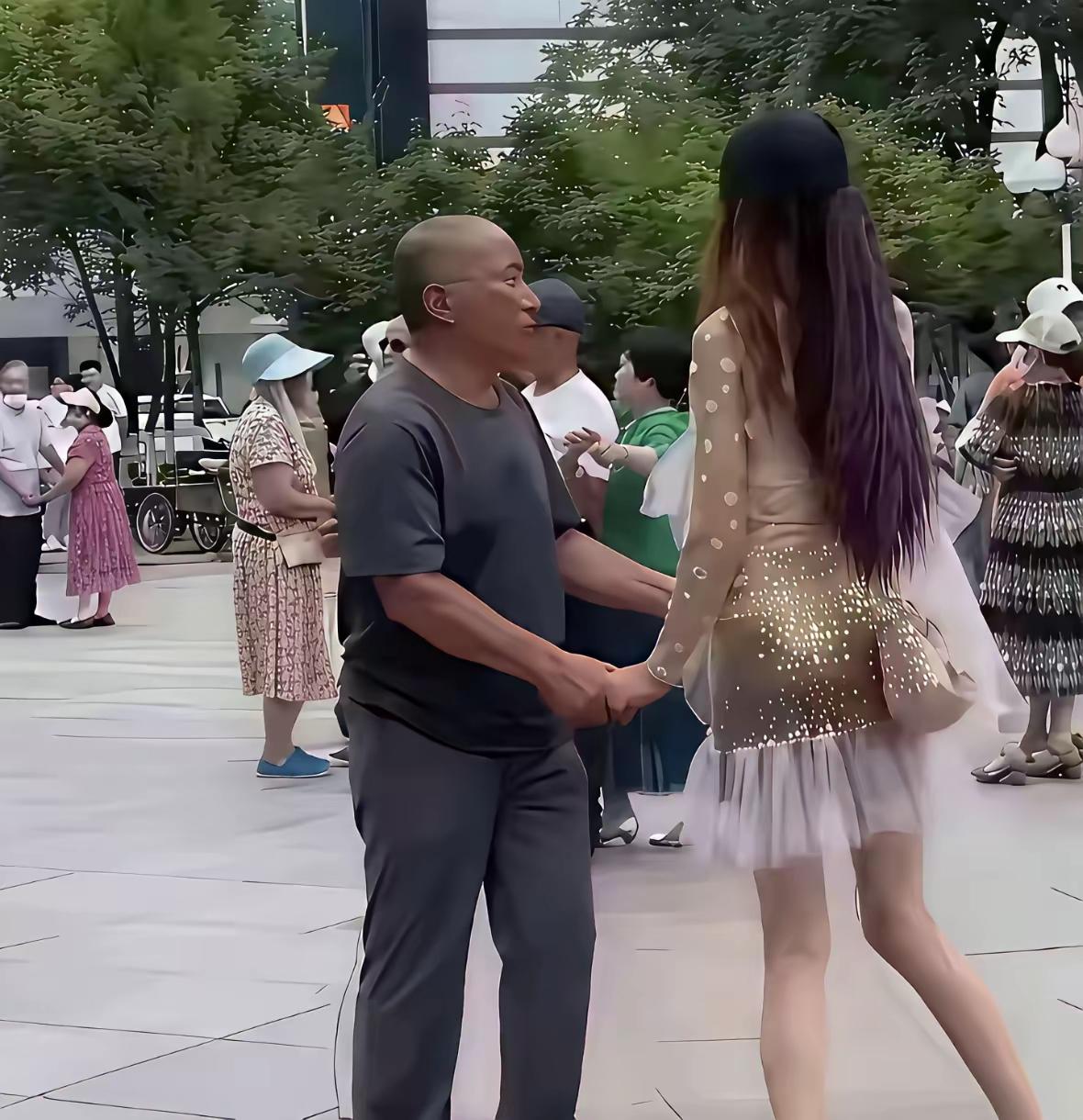 唉呀妈呀，背影迷倒一千，正脸吓倒一万！[赞][玫瑰][捂脸哭]这两张网络照片让