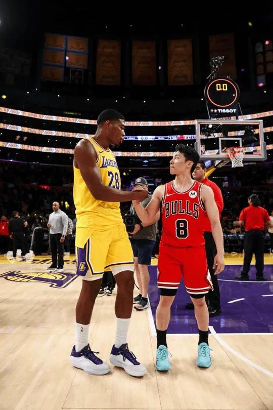看到小日本这两个球员相拥在NBA赛场，脑海里想到了当年的姚易德比，物是人非，八村