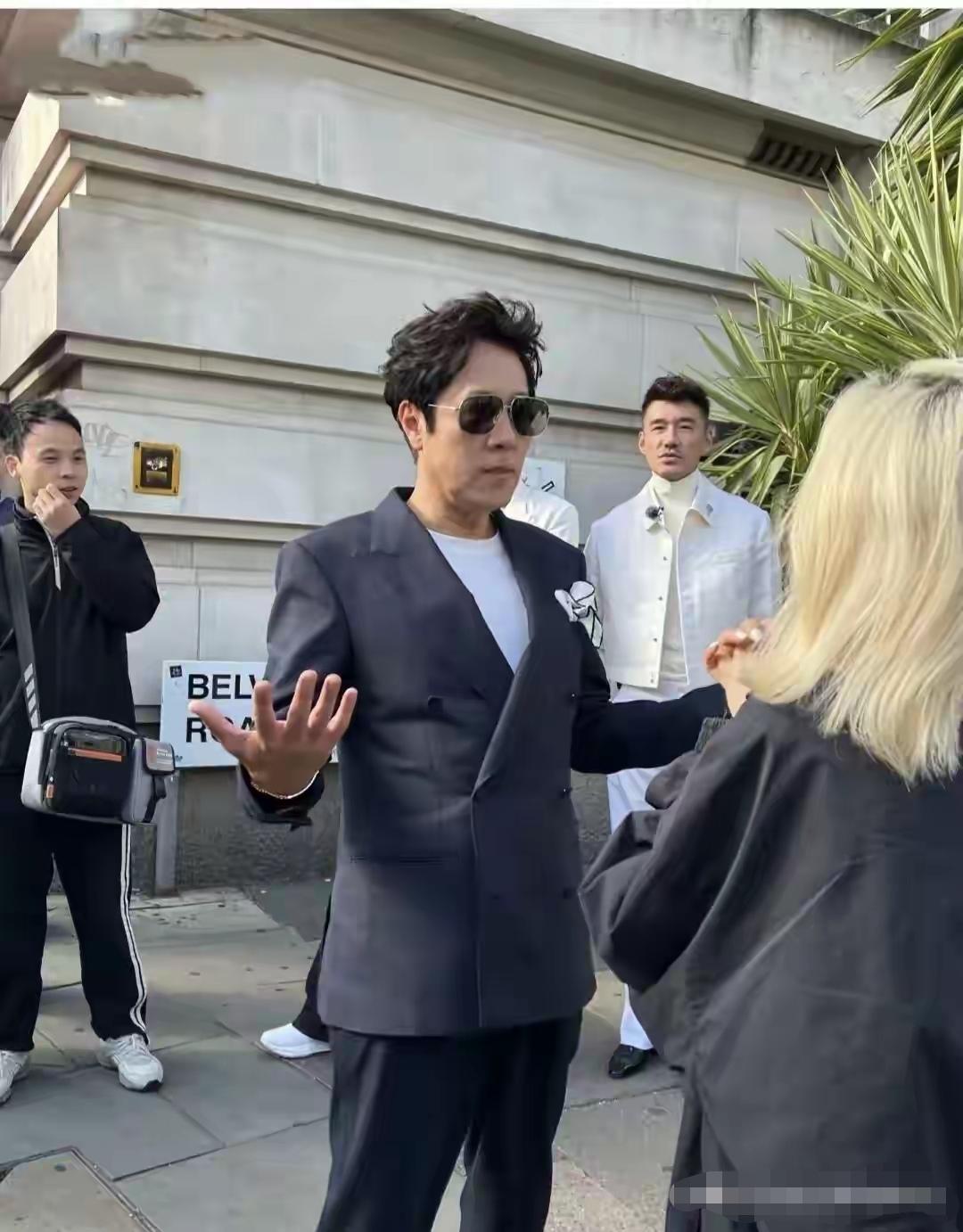 哟呵，蔡国庆这次到是把衣服穿对了，颜值也翻倍了，男人味也出来了，风度翩翩玉树临风