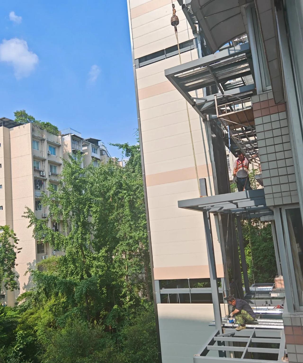 经过反复协调，电梯终于顺利施工了。本小区是建于20年前的老旧小区，一栋楼共八层，
