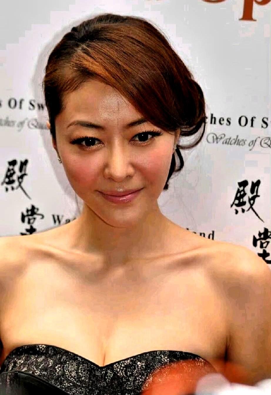 当其他女明星还在抢C位、比谁热搜挂得久的时候。有个人，穿着六位数的高定，拎着裙