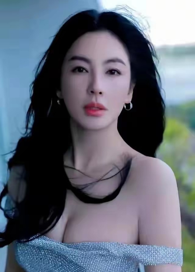 张雨绮这身造型又一次拿捏了红毯气场，抹胸设计衬得她像只高傲的黑天鹅，工作室刚发图