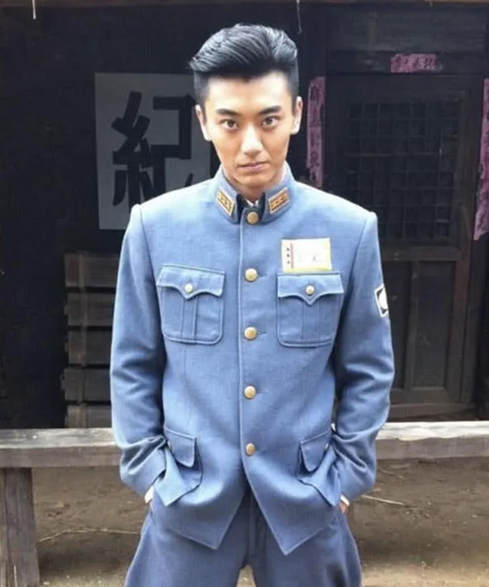 放着“陈宝国儿子”这么好用的金字招牌不用，偏要偷偷改名叫陈奕丞，这小子到底想干嘛