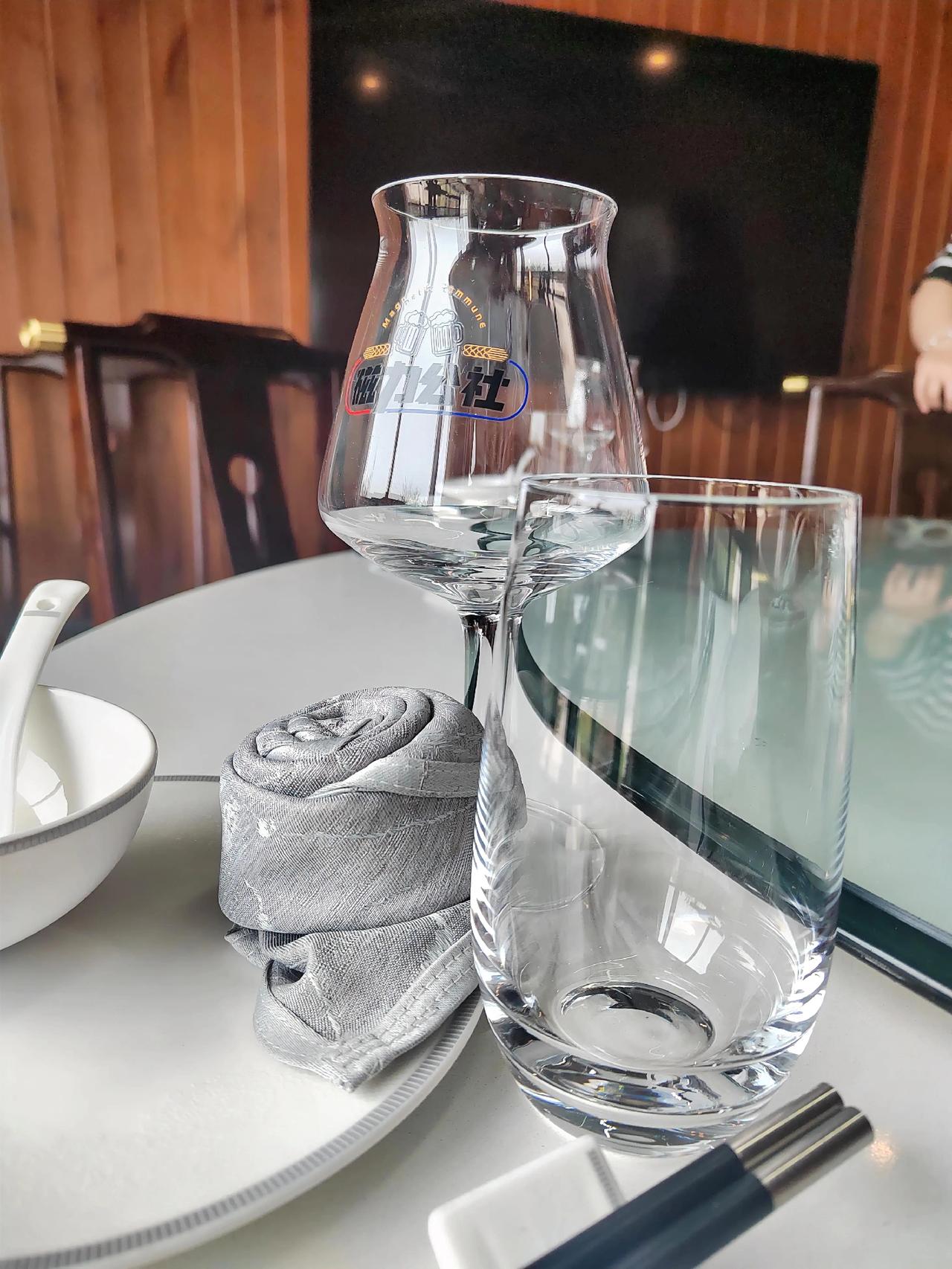 饭店后厨从早晨上班开始就没有闲散时候，理货、配料、鱼、虾的清洗，鸡、鸭、肉类备料