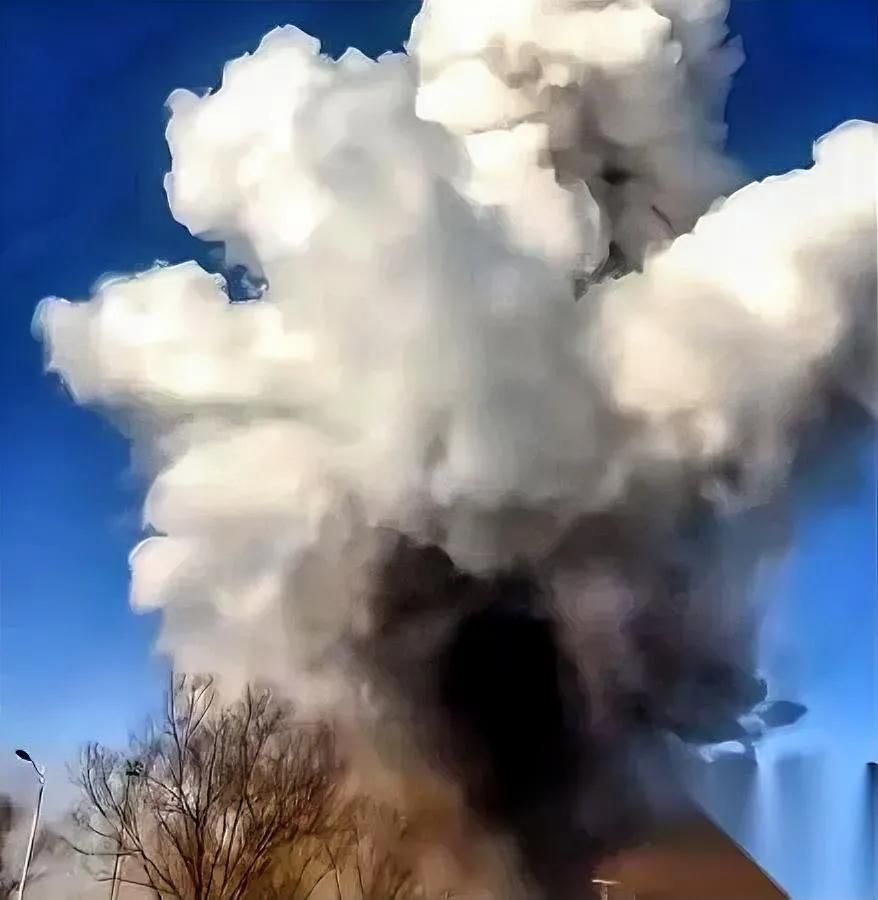 工厂这一爆，撕开两层人间。有人手抖删监控，有人再无归期路。那个天天训话的