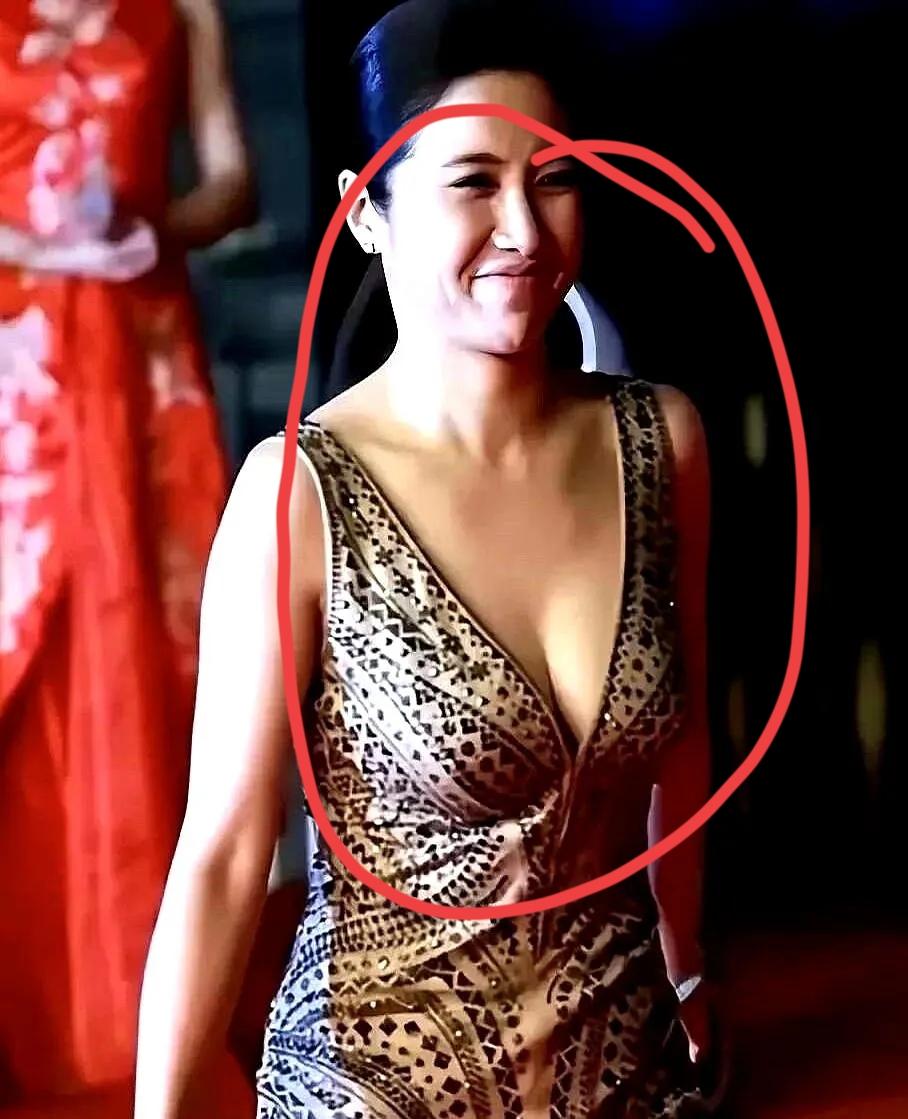 53岁颜丙燕找了小20岁男友，公开牵手时被路人误认成母子，男友直接把她手攥得更紧