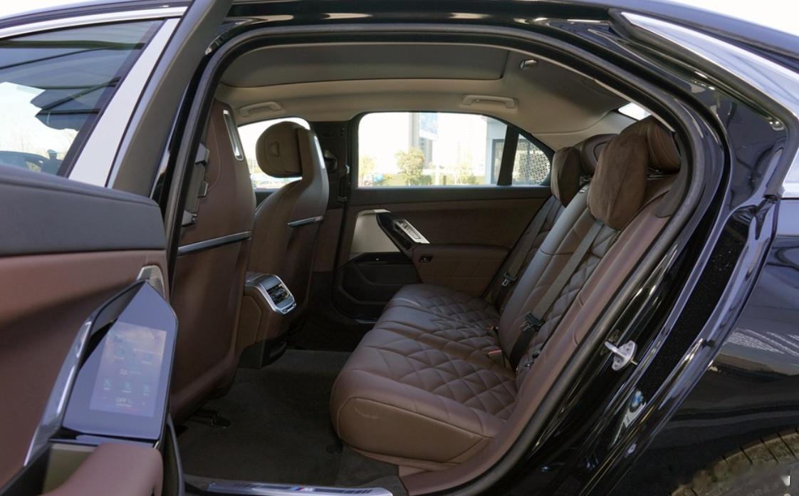 今天看到了宝马7系降价约27万这个话题热搜了，近期正好很关注7系顺便咨询了几家