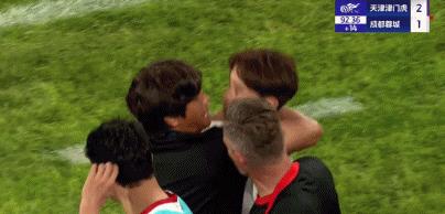 哭了！豪哥染红！韦世豪依旧改不了那个暴脾气，在蓉城对战津门虎的比赛中，最后时刻