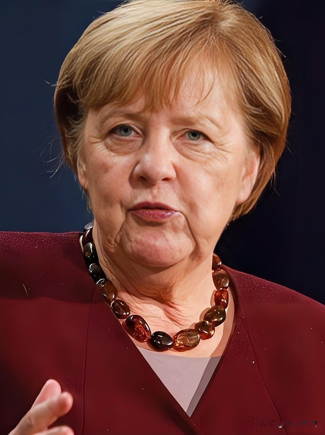 退休几年的默克尔，突然露面了。这位曾执掌德国十六年的“铁娘子”，一露面便掷地