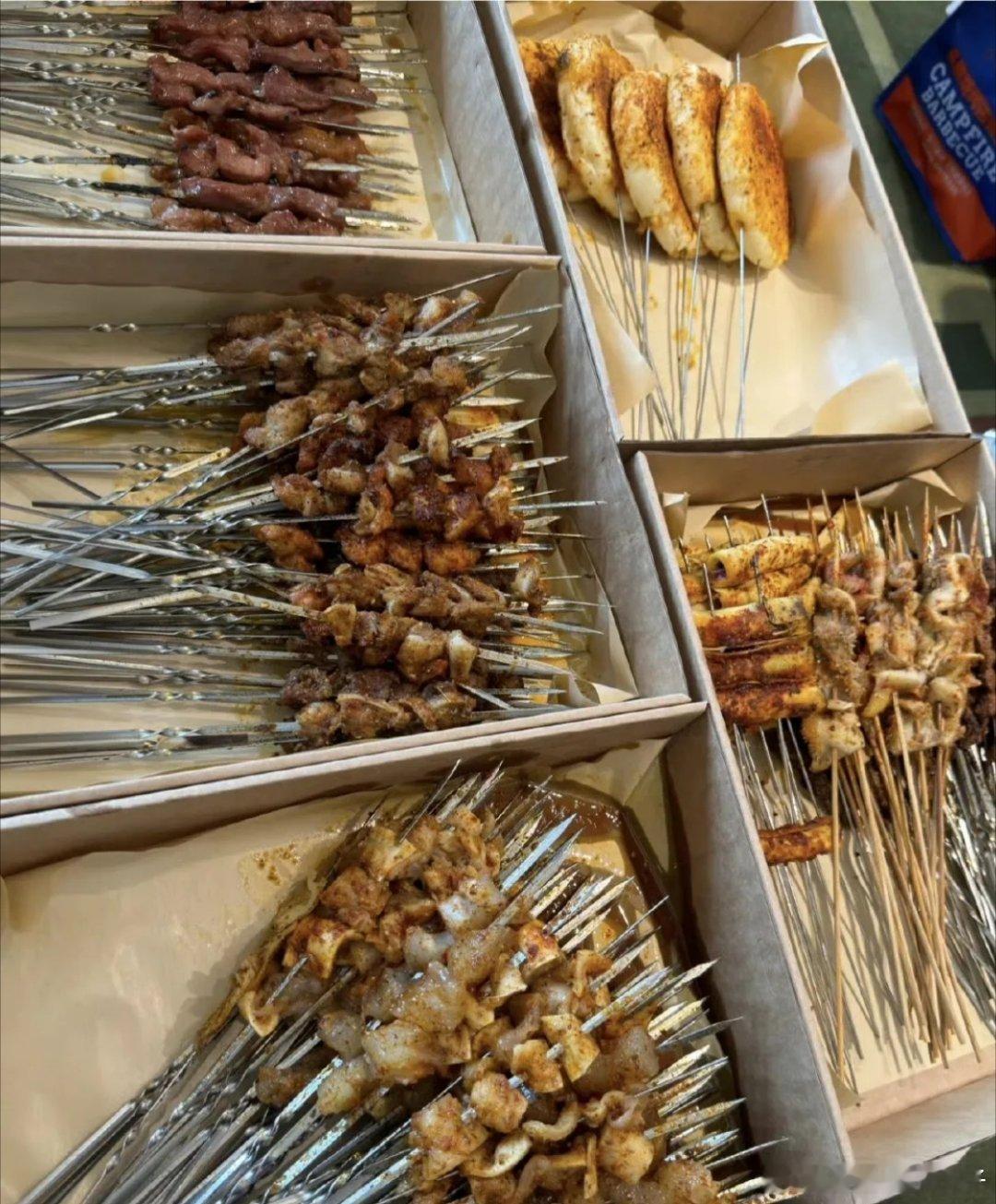 11月13日，辛芷蕾在社交平台发文，称：“鹤岗小串，我回来了”，并晒出一组美食照