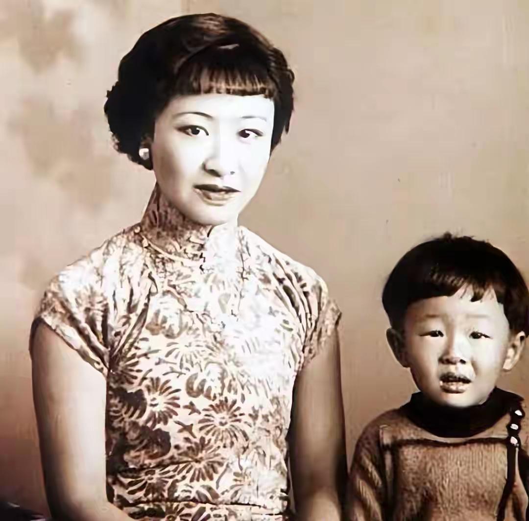 溥仪的三妹韫颖，从年轻到老都那么漂亮，可是她的儿子怎么一点都不好看，还是个小眼儿