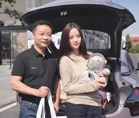 只差一点点，欧阳娜娜就可以成为第二个章泽天了！她跟章泽天一样好命，都受到了大老板