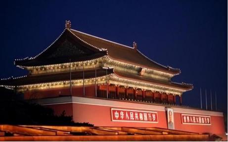 1969年末，中央打算拆掉天安门广场再重新建设，然而在施工的时候，工人们在旧天