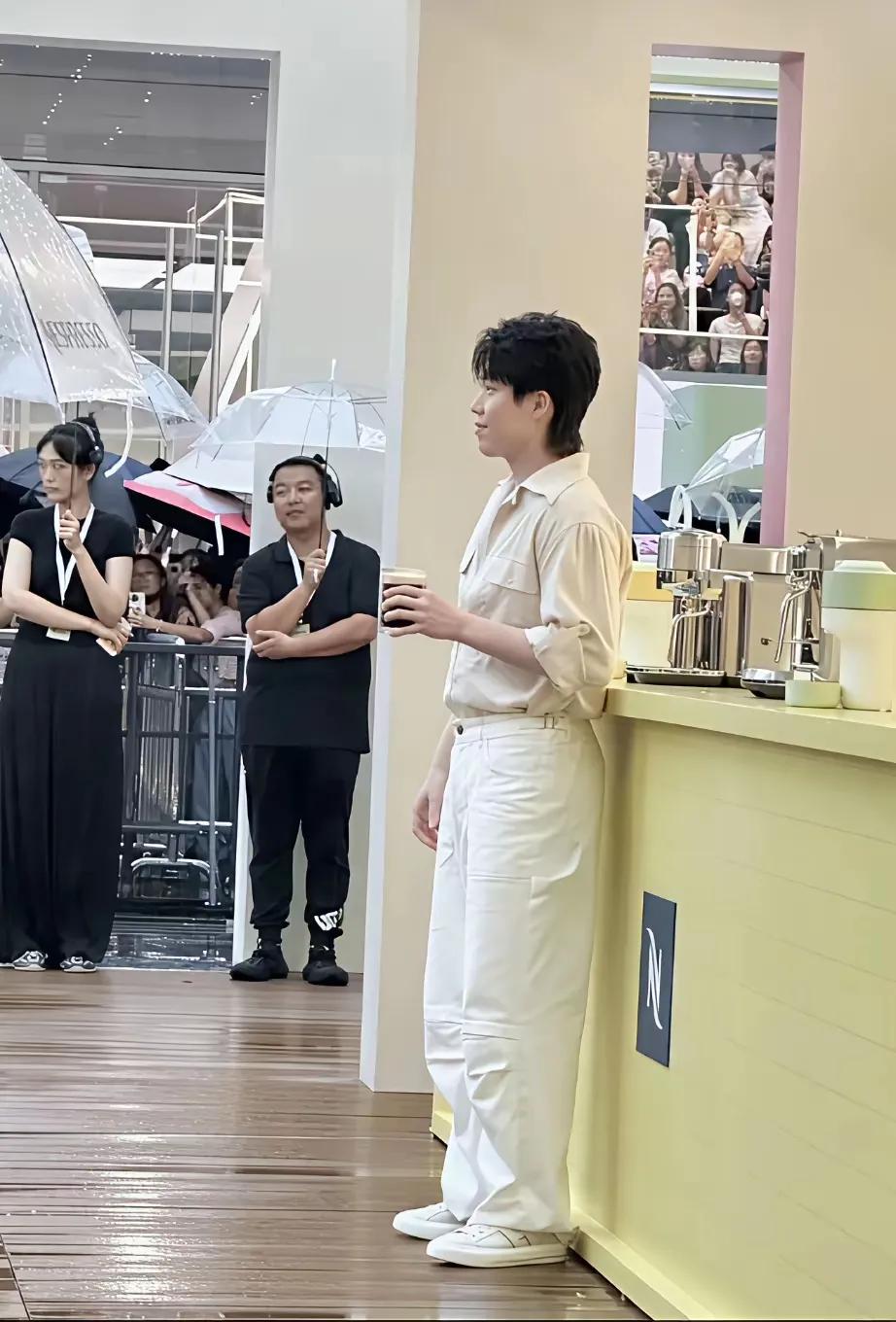 7.21，下午6：00大头准时现身奈斯活动现场，尽管下着雨，大家对大头的热情依旧