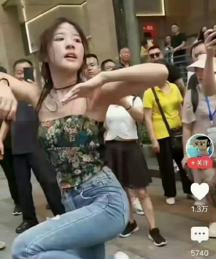她眼里已经没有光，一脸疲态，一直看不到希望，一天跳10个小时，谁也遭不住​​