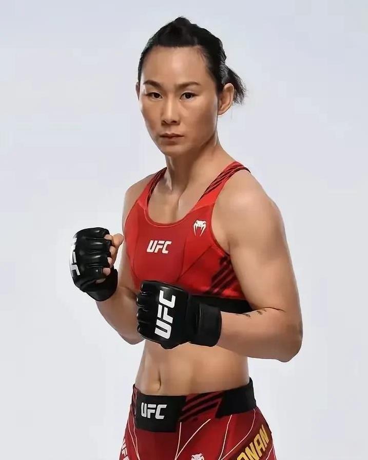 闫晓楠89年出生的，现在也有36岁了，她在UFC已经有8年了这8年里曾经辉
