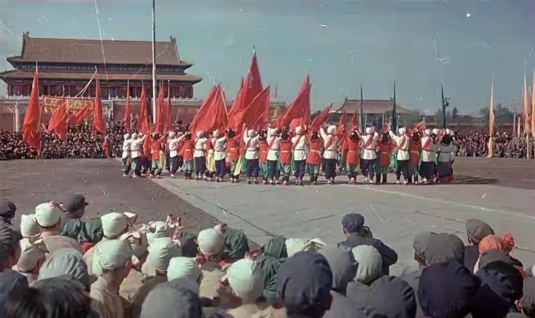 1949年，苏联人镜头下的开国大典。感谢毛主席，为我们换了人间！